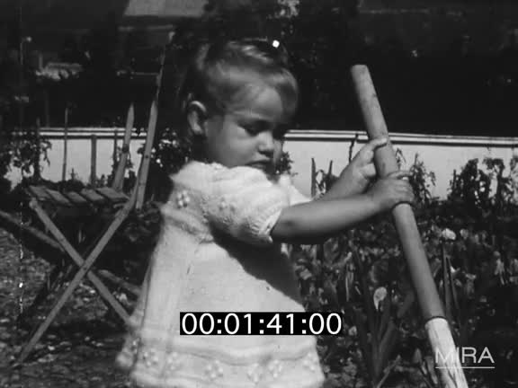 Petite fille dans son jardin et sa maison 