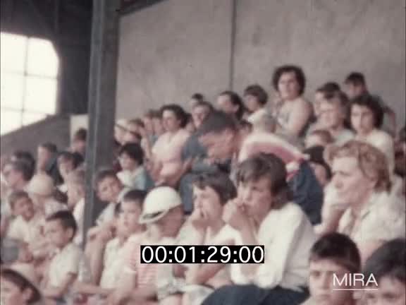 Spectacle d'enfants costumés et lâcher de ballons pour le Rallye de la paix