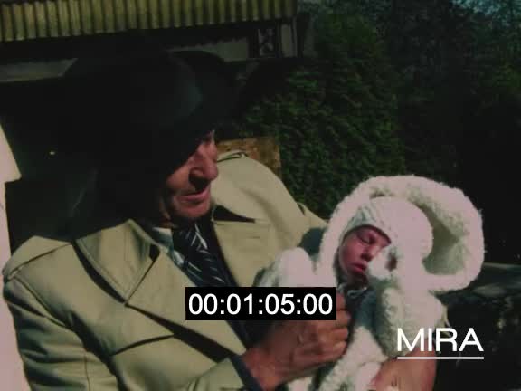 Moments de vie entre un grand-père et un nouveau-né